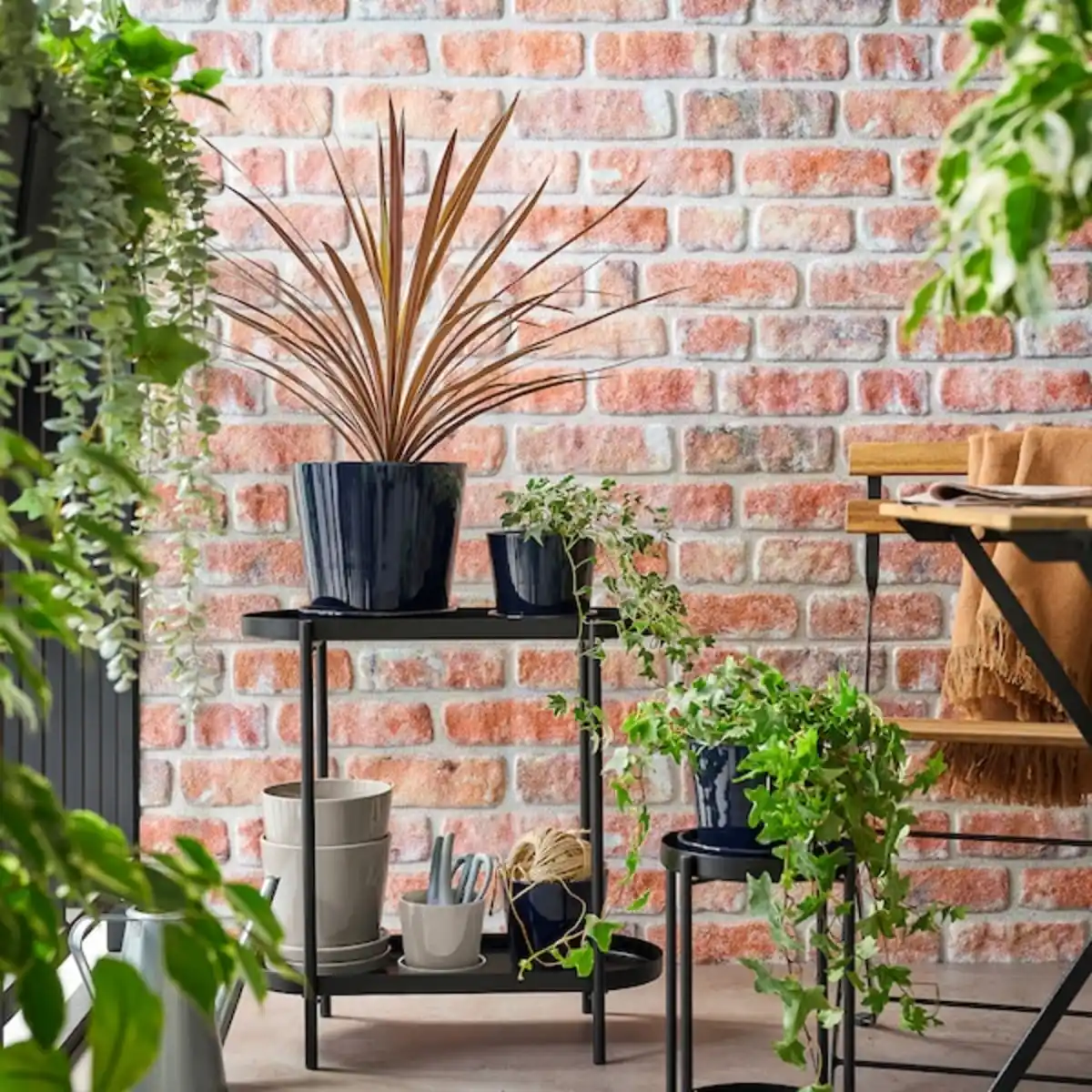 Bild 4 von KLOTLÖNN Blumentopf mit Untersetzer, drinnen/draußen/grau/beige 15 cm