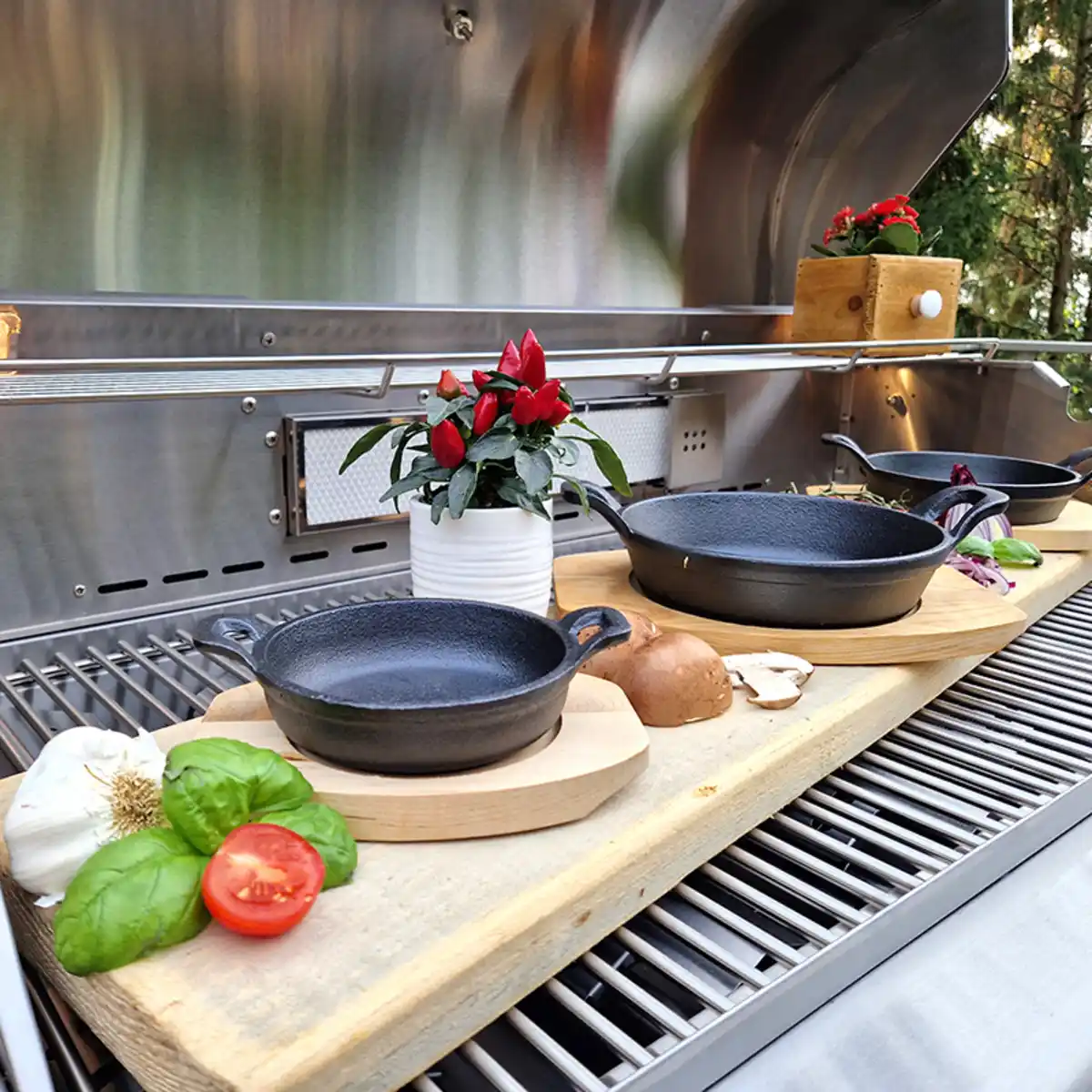 Bild 2 von Guss-Servierpfanne und Holzuntersetzer 12cm rund schwarz