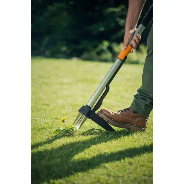 Bild 4 von Fiskars Teleskop Unkrautstecher Smartfit