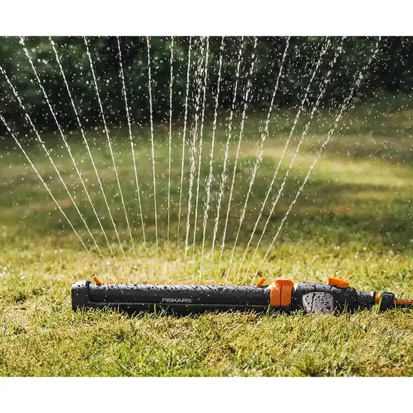 Bild 2 von Fiskars Viereckregner Oszillierender Sprinkler On/Off