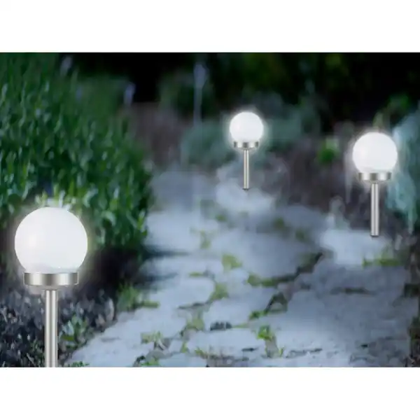 Bild 3 von Solar-Dekokugel mit Spieß Weiß-Silber