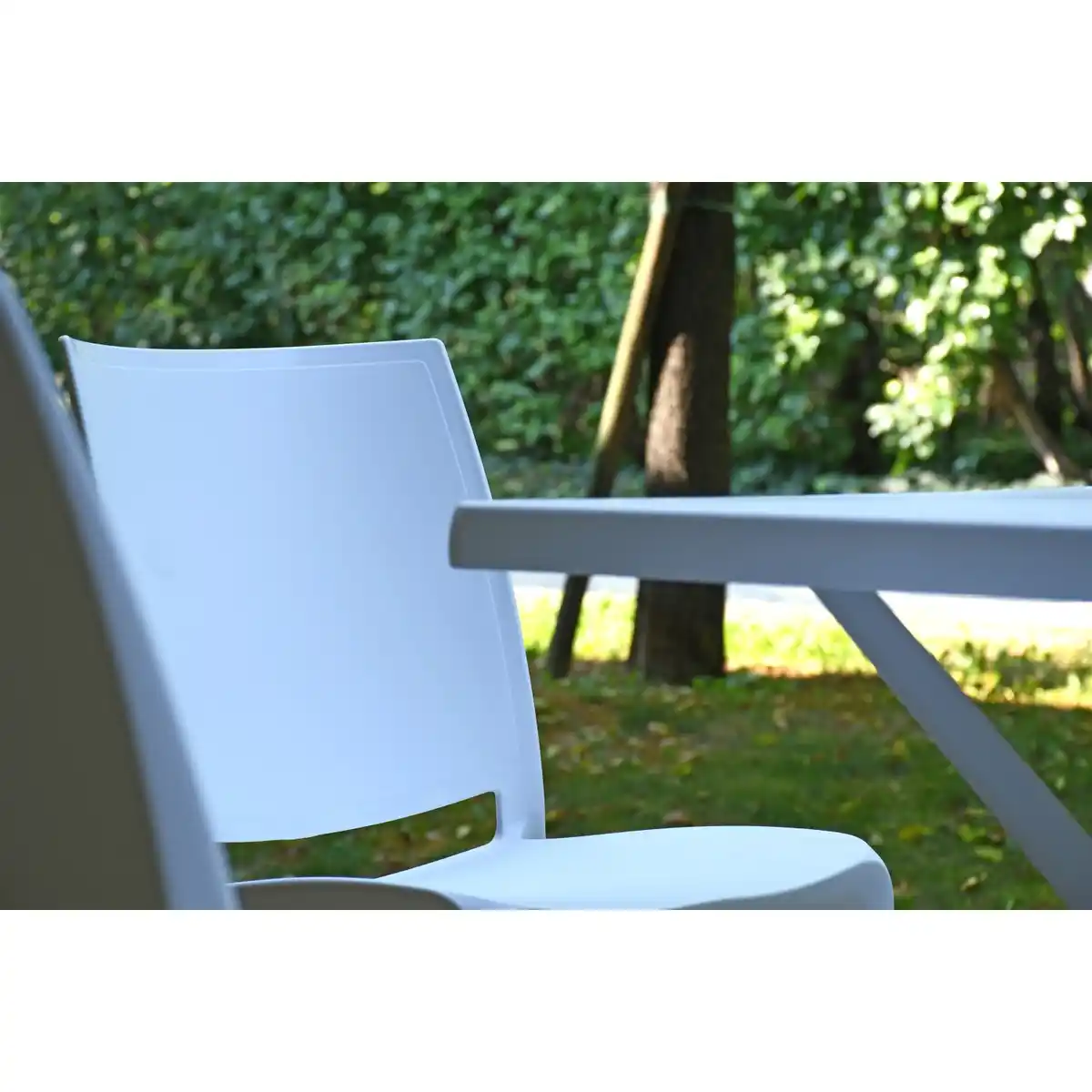 Bild 2 von Stapelstuhl London aus Kunststoff u. Fiberglass Matt Weiss 83 cm x 43 cm x 55cm