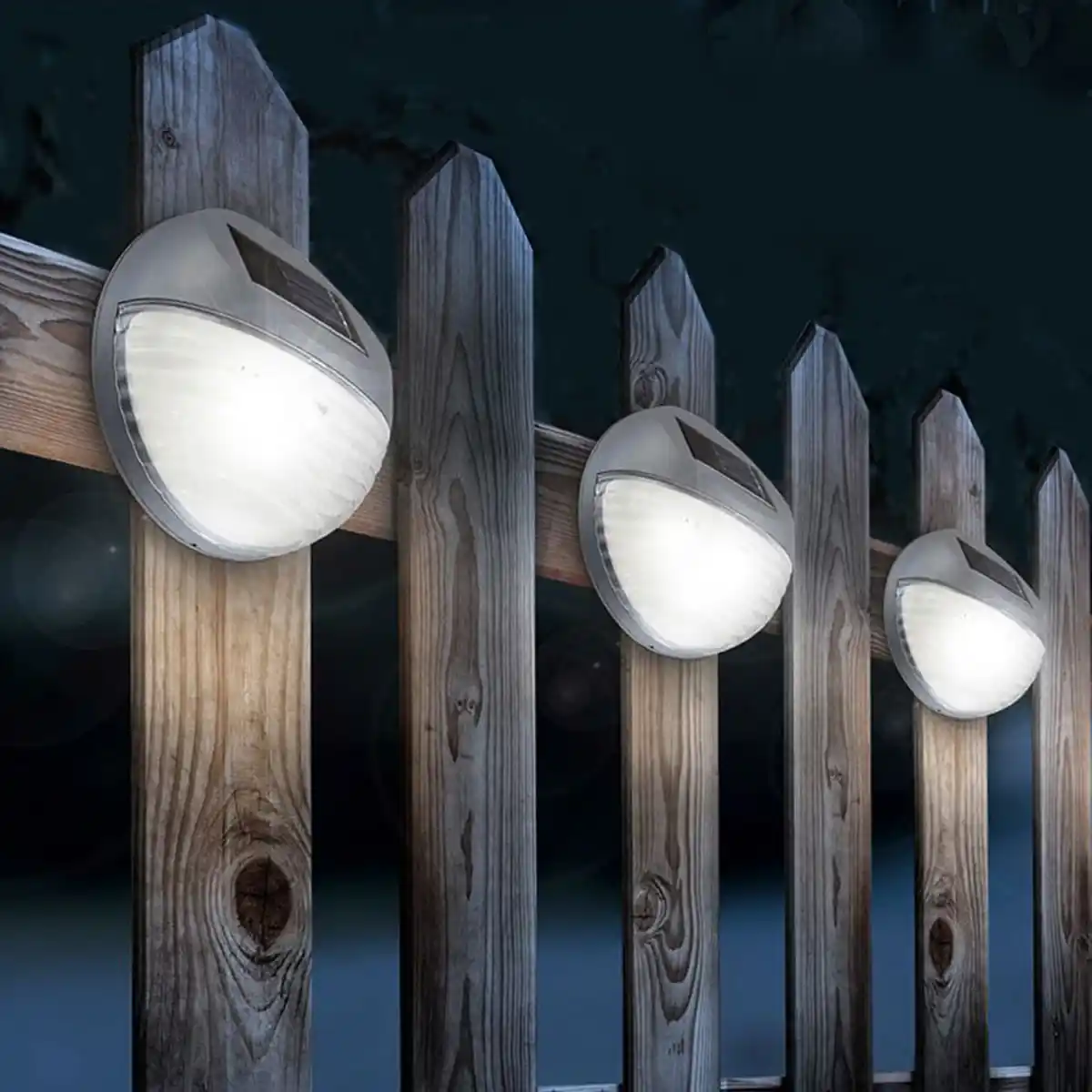 Bild 1 von LED-Solar-Zaunlicht Kaltweiß Dieses praktische LED-Solarlicht stellt nicht nur eine besonders schöne Lichtquelle an Ihrem Gartenzaun dar