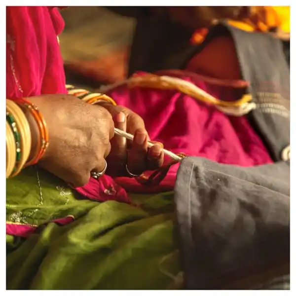 Bild 4 von MÄVINN Plaid, grau rot/bestickt Troddel 110x170 cm