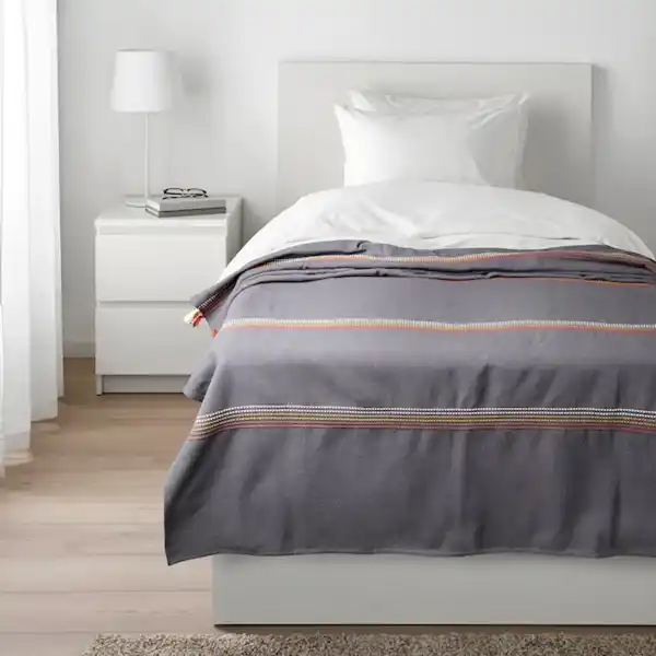 Bild 3 von MÄVINN Plaid, grau rot/bestickt Troddel 110x170 cm