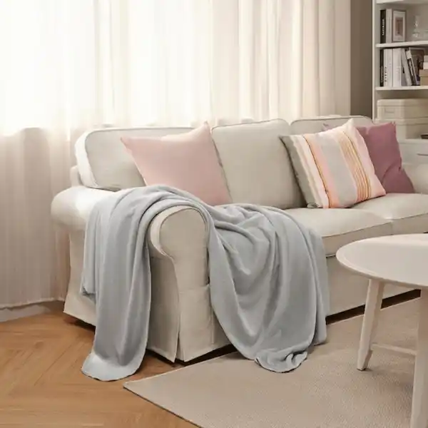 Bild 2 von SLÅNGRÅMAL Plaid, hellgrau 150x200 cm