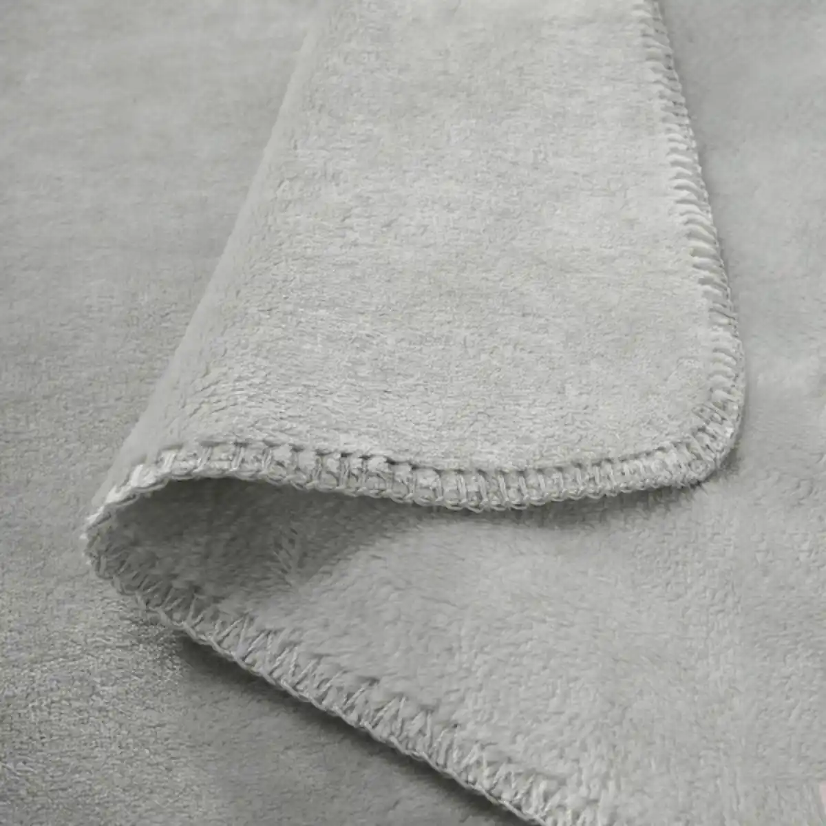 Bild 3 von SLÅNGRÅMAL Plaid, hellgrau 150x200 cm