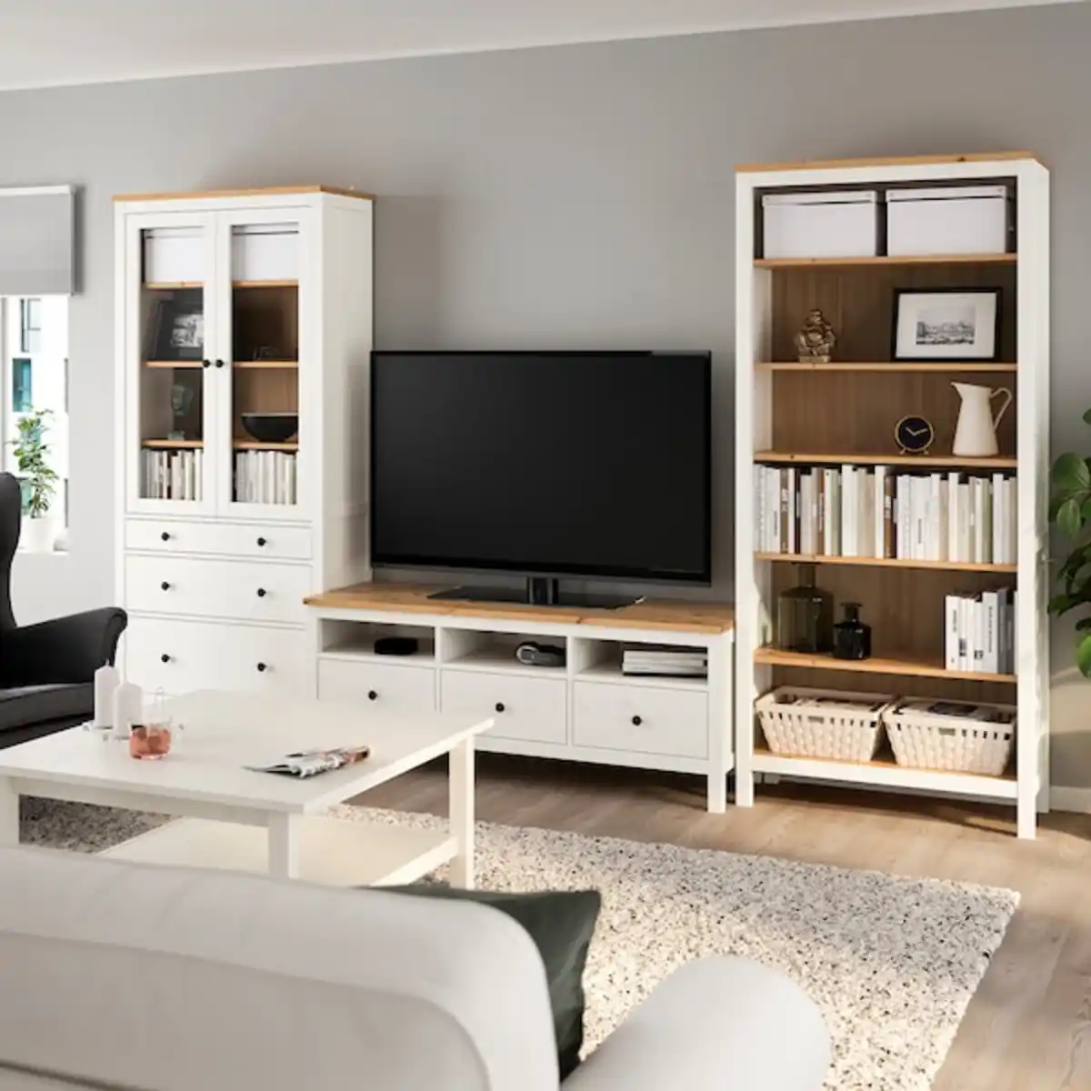Bild 2 von HEMNES TV-Möbel, Kombination, weiß gebeizt/hellbraun Klarglas 326x197 cm