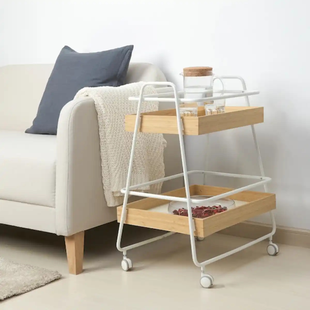 Bild 2 von SVENARUM Rolltisch mit Aufbewahrung, Bambus/weiß 40x56 cm