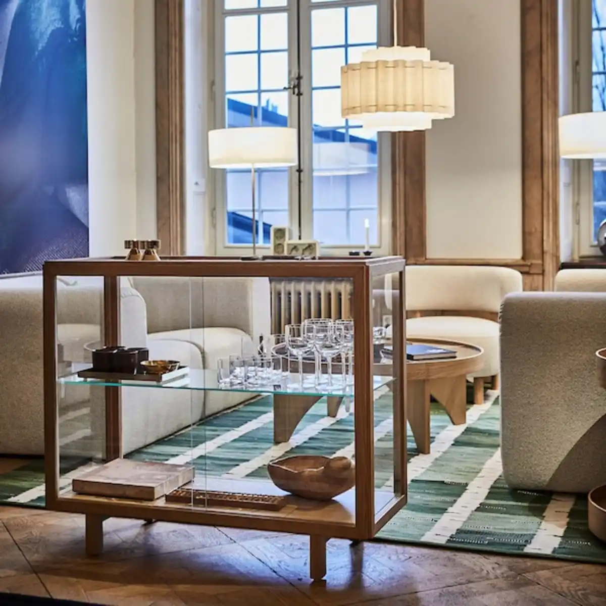 Bild 2 von STOCKHOLM 2025 Vitrine, Eichenfurnier 100x40x86 cm