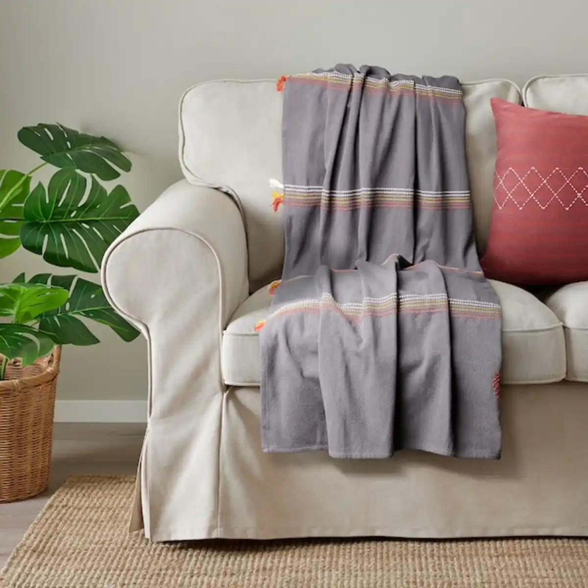 Bild 2 von MÄVINN Plaid, grau rot/bestickt Troddel 110x170 cm