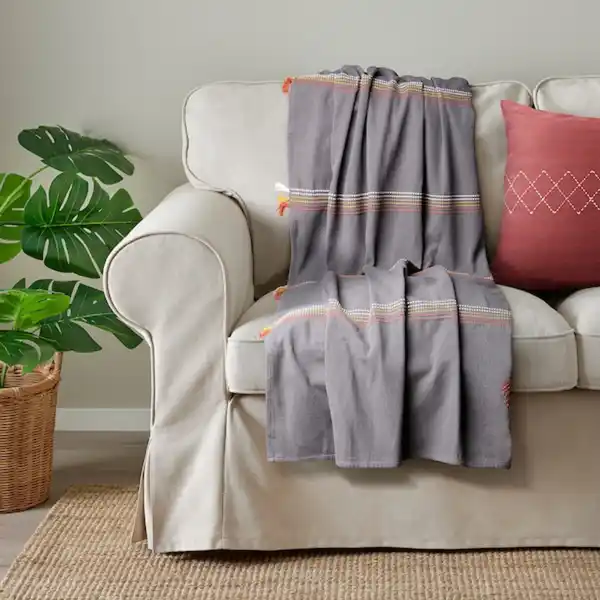 Bild 2 von MÄVINN Plaid, grau rot/bestickt Troddel 110x170 cm