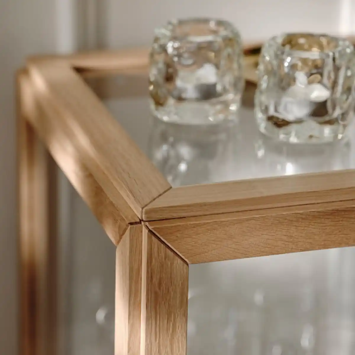 Bild 4 von STOCKHOLM 2025 Vitrine, Eichenfurnier 100x40x86 cm