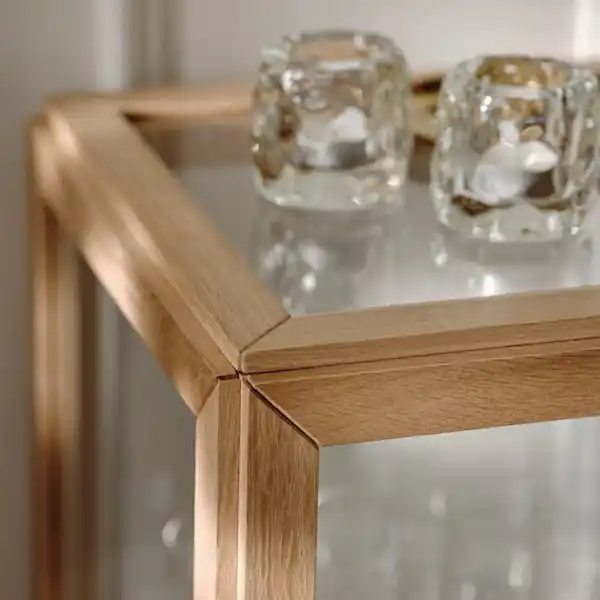 Bild 4 von STOCKHOLM 2025 Vitrine, Eichenfurnier 100x40x86 cm