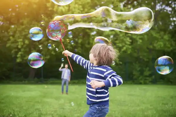 Bild 2 von IDEENWELT Seifenblasen-Pool