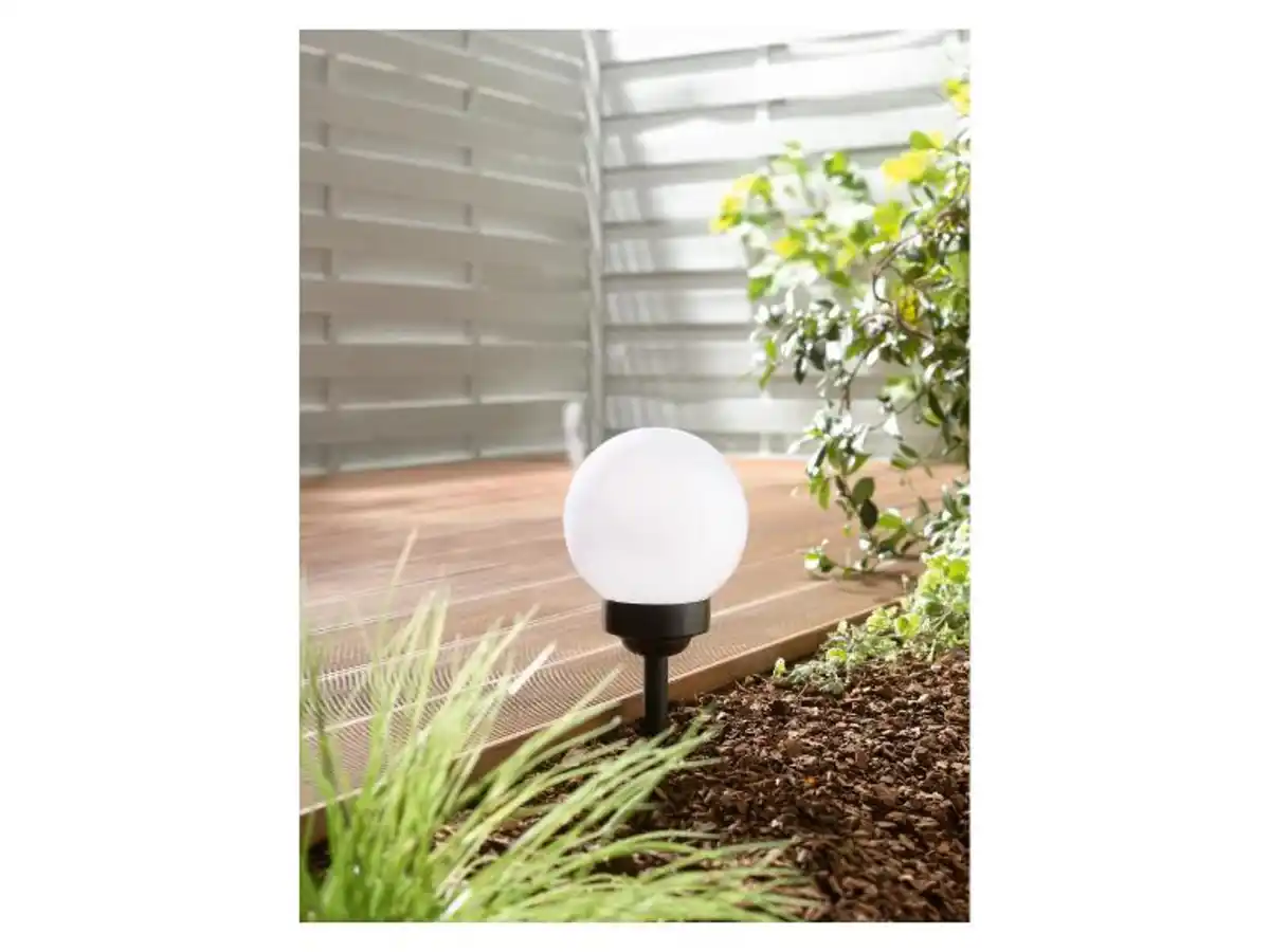 Bild 2 von LIVARNO home LED-Solar-Kugellampe, Ø 15 cm, mit Erdspieß