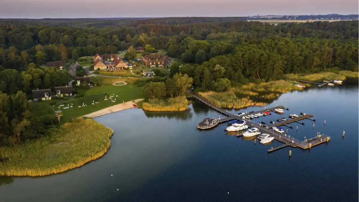 Bild 1 von Mecklenburgische Seenplatte - BEECH Resort Plauer See