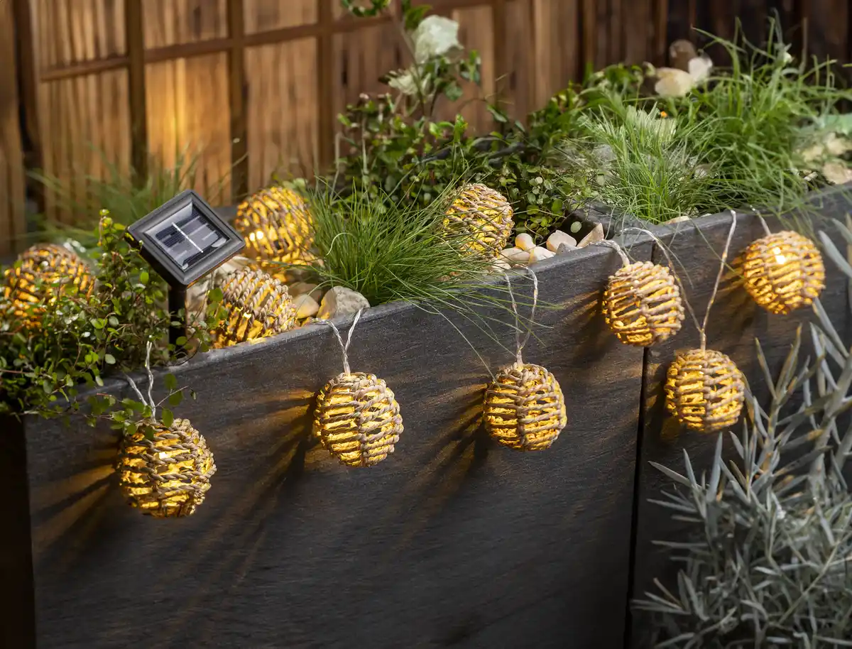 Bild 3 von IDEENWELT Solar-Lichterkette Rattanbälle