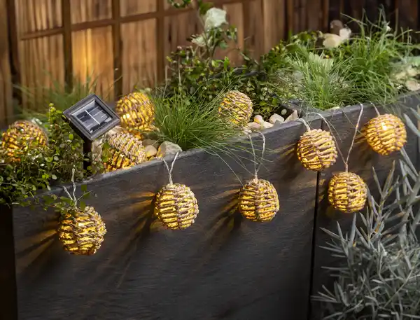 Bild 3 von IDEENWELT Solar-Lichterkette Rattanbälle