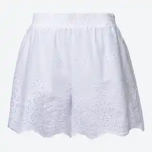 Damen-Shorts mit Lochstickerei
