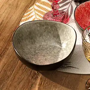 Poke Bowl aus Steinzeug mit unregelmäßiger Form