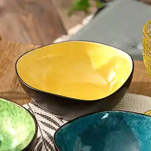 Poke Bowl aus Steinzeug mit unregelmäßiger Form