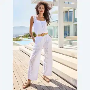 Damen-Hose mit Lochstickerei und Gürtel