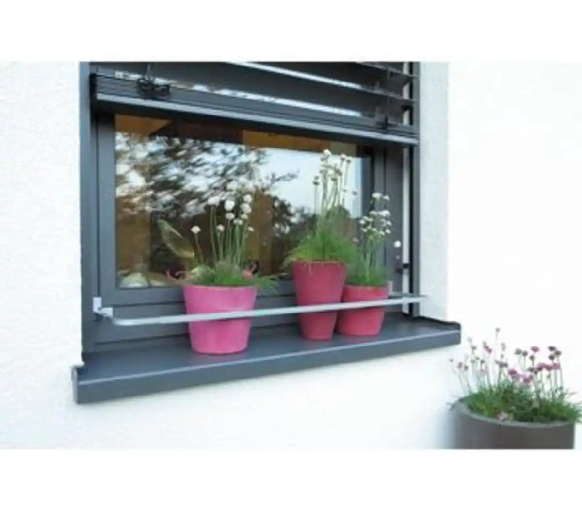 Bild 1 von Hecht Aluminium-Blumenkastenhalterung Flora, 74-110 x 15,5-19 cm