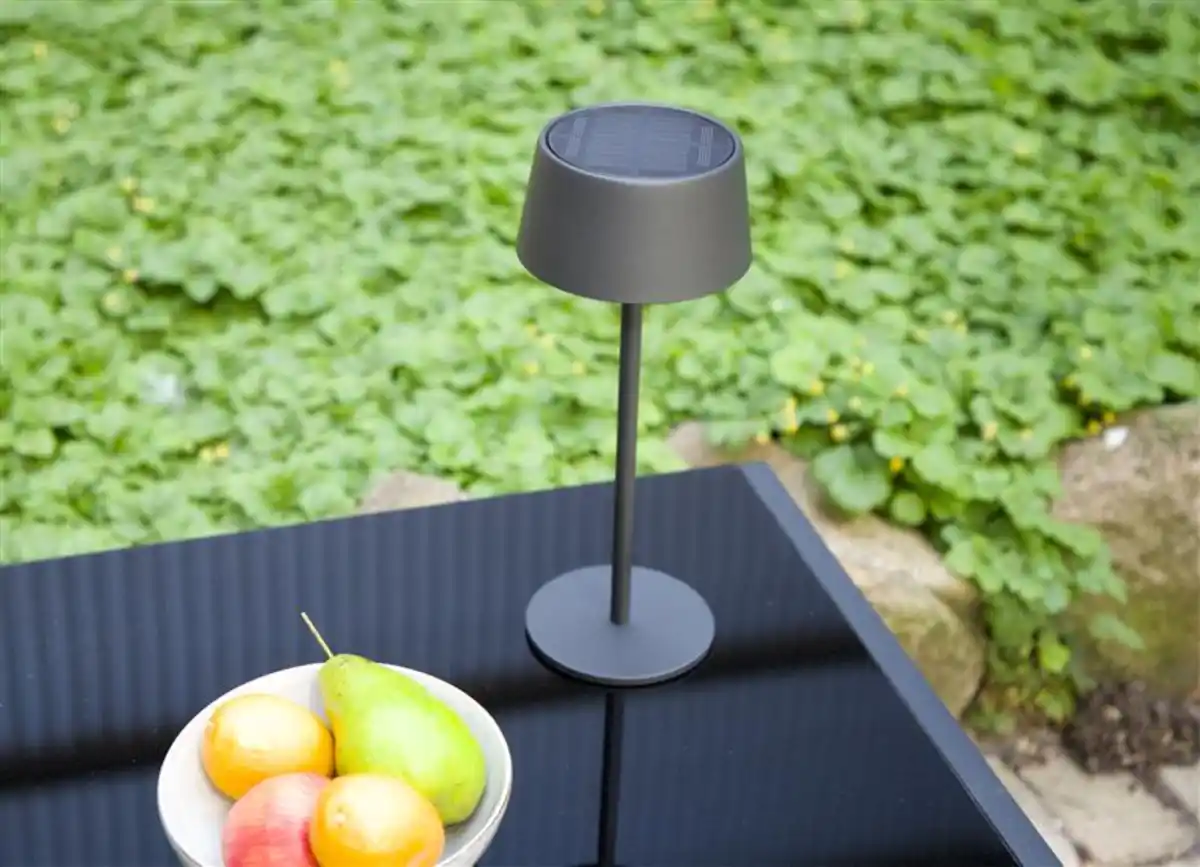 Bild 1 von Solar-LED-Tischleuchte Schwarz Diese Solar-LED-Tischleuchte vereint modernes Design mit funktionaler Beleuchtung für Garten