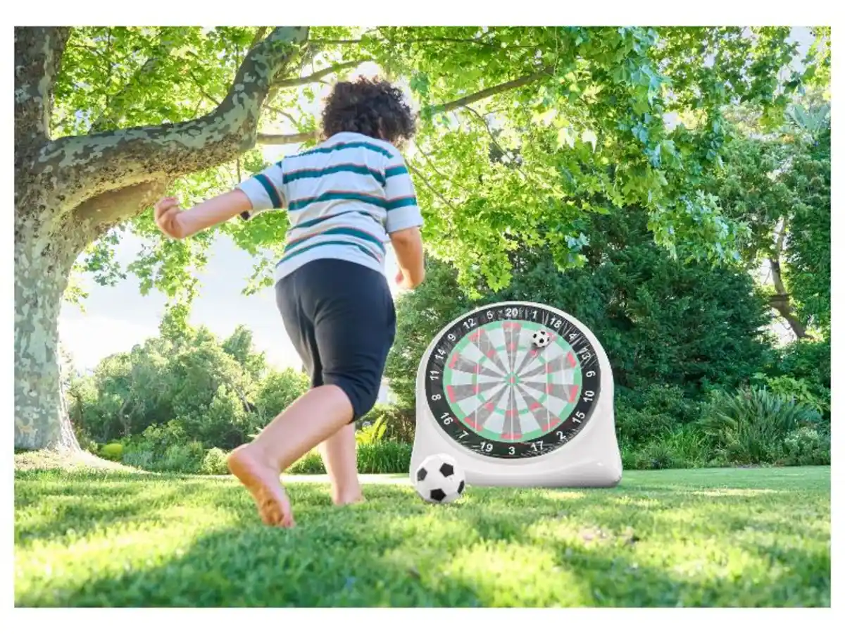 Bild 2 von Playtive Aufblasbare Fußball-Dartscheibe, inkl. 2 Fußbällen