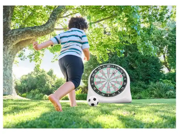 Bild 2 von Playtive Aufblasbare Fußball-Dartscheibe, inkl. 2 Fußbällen