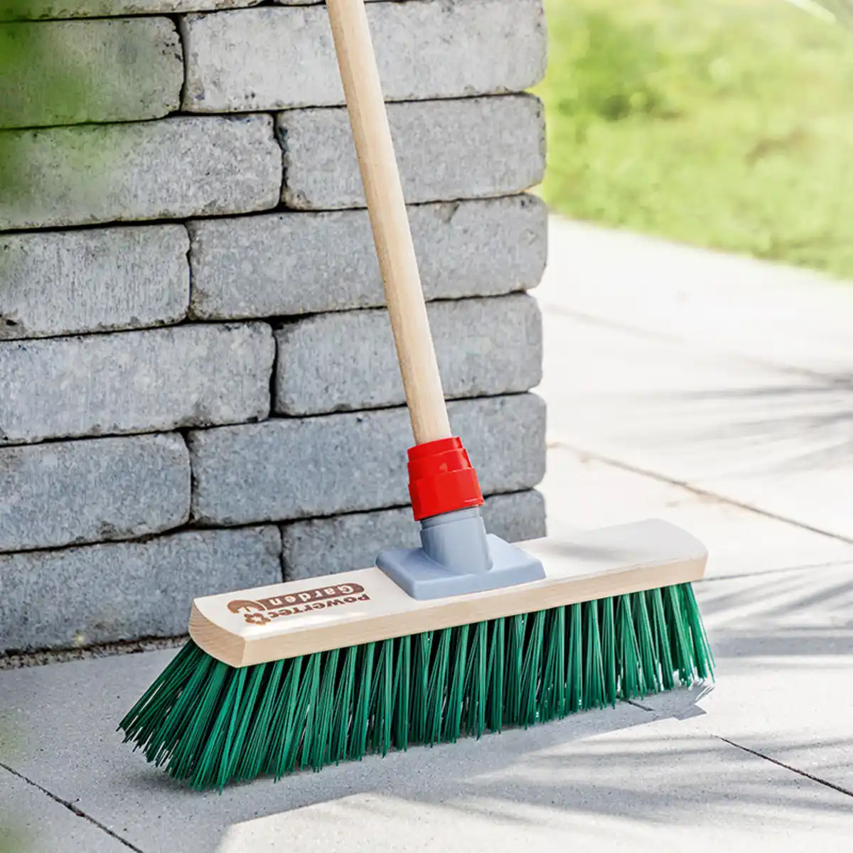 Bild 1 von Powertec Garden Garten-/ Straßenbesen mit Holzstiel