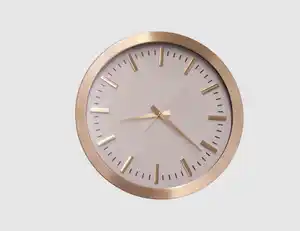Wanduhr gold mit weißem Ziffernblatt