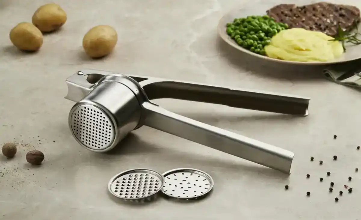 Bild 1 von Meisterkoch Kartoffel- und Spätzlepresse  OPTIMUS ¦ silber ¦ Edelstahl ¦ Maße (cm): B: 15 H: 8 Küchenzubehör & Helfer > Küchenhelfer - Möbel Kraft