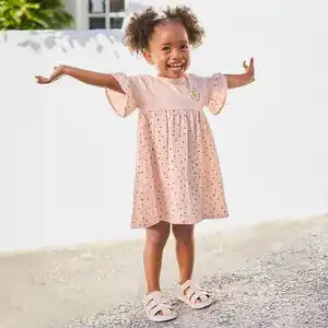 Baby-Mädchen-Kleid mit Rockteil und Armverzierungen
