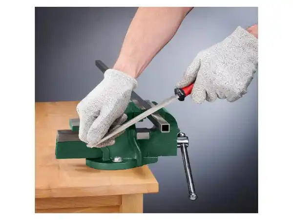 Bild 3 von PARKSIDE® Parallel-Schraubstock, mit Bohrlöchern und Korpus aus Gusseisen