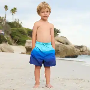 Jungen-Badeshorts mit Farbverlauf