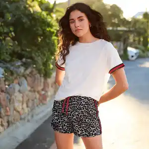 Damen-Shorts mit Streifenborte und Leo-Muster