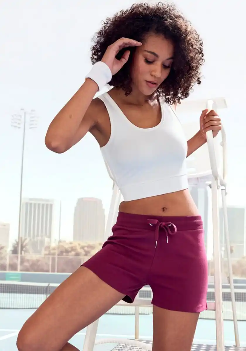 Bild 1 von LASCANA ACTIVE Shorts -Kurze Hose mit kleinen Seitenschlitzen