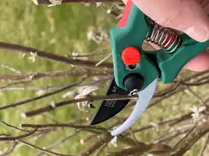 Bypass-Schere mit einstellbarem Öffnungswinkel, ca. 18,5 cm – Schwarz/Grün