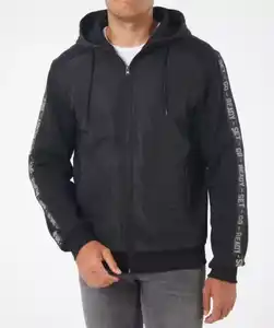 Sportjacke mit SchriftzĂĽgen, schwarz