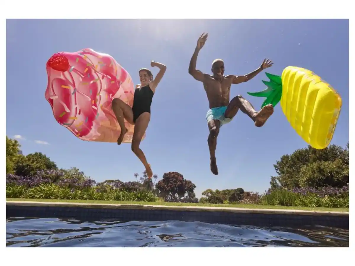 Bild 2 von CRIVIT Luftmatratze Ananas / Wassermelonen / Stieleis / Erdbeere / Eiswaffel / Avocado, inkl. 2 Reparaturflicken