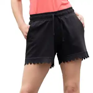 Shorty mit Häkelspitze