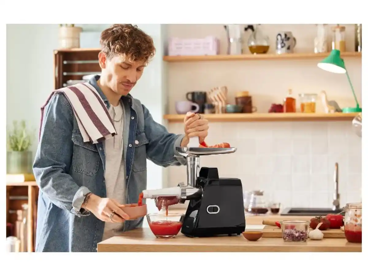 Bild 2 von SILVERCREST® KITCHEN TOOLS Elektrischer Fleischwolf, mit Tomatenpassierer-Aufsatz