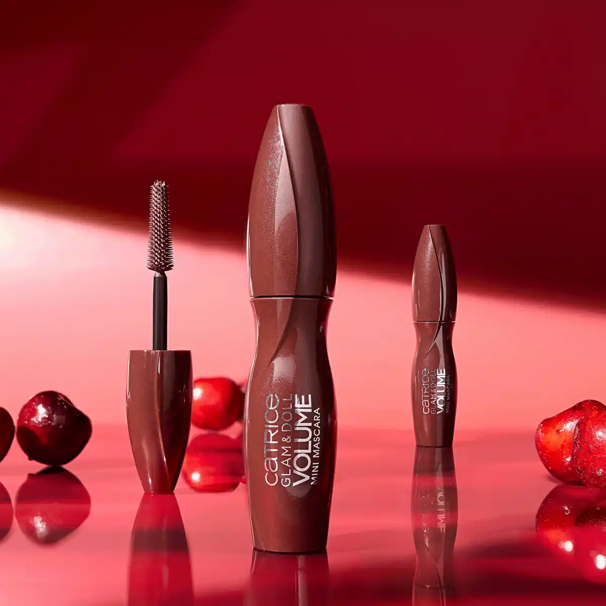 Bild 2 von Catrice Eternal Red Glam & Doll Volume Mini Mascara C01 Burgundy, 5,5 ml