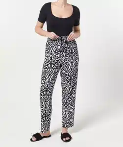Viskosehose mit Bindegürtel, schwarz bedruckt