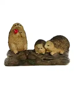 Dekofigur auf Baumstamm, braun