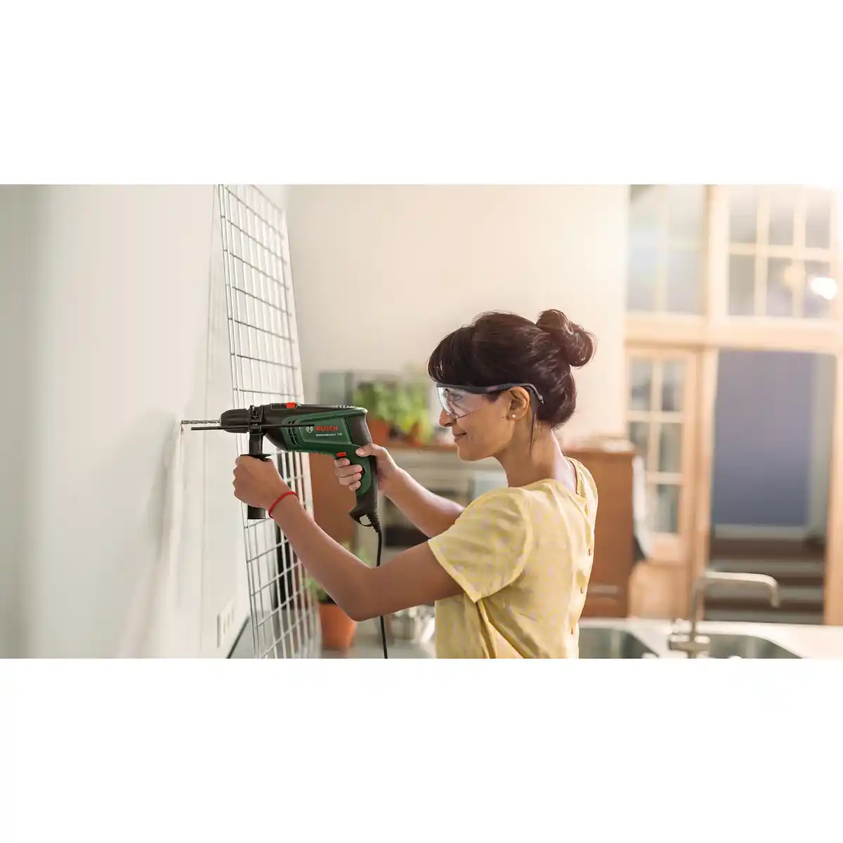 Bild 2 von BOSCH HOME & GARDEN Schlagbohrmaschine »UniversalImpact«, 730 W, 15-teilig, leicht + kompakt