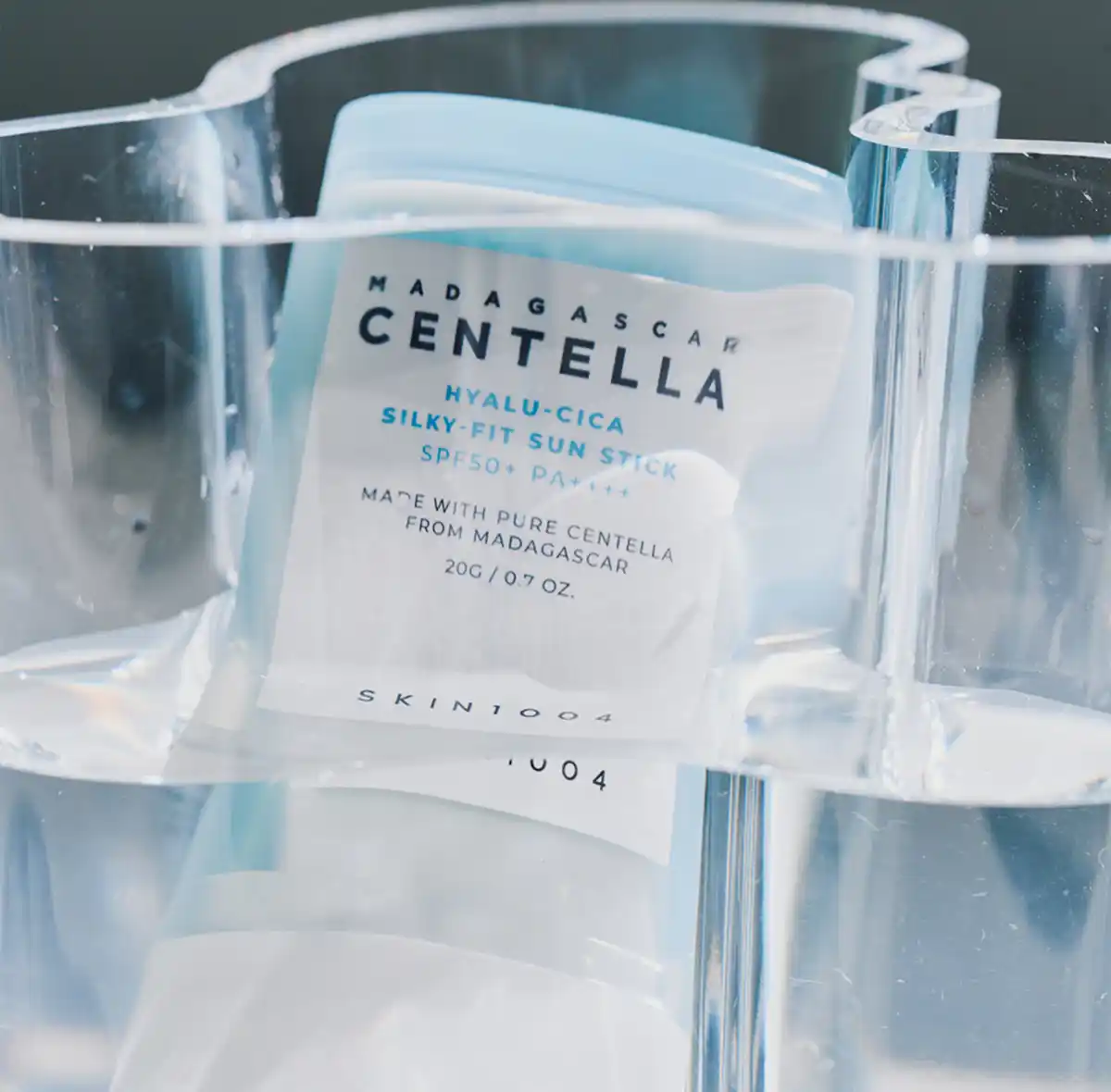 Bild 2 von SKIN1004 Madagascar Centella Hyalu-Cica Silky-Fit Sun Stick LSF 50+, 20 g