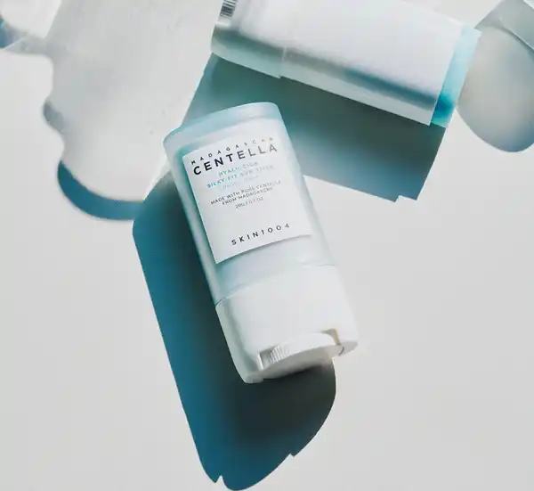 Bild 3 von SKIN1004 Madagascar Centella Hyalu-Cica Silky-Fit Sun Stick LSF 50+, 20 g
